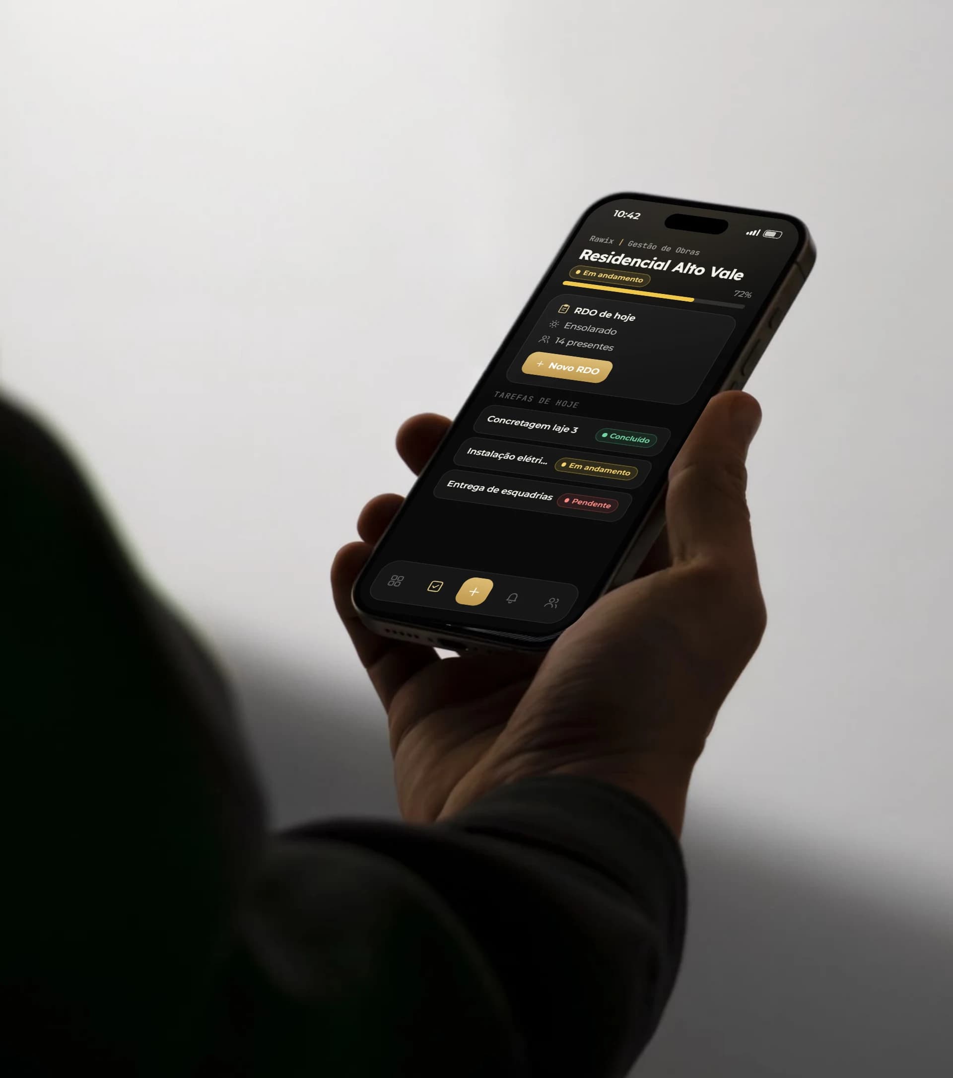 O mesmo aplicativo no celular de quem está na obra: diário de obra do dia e tarefas com status.